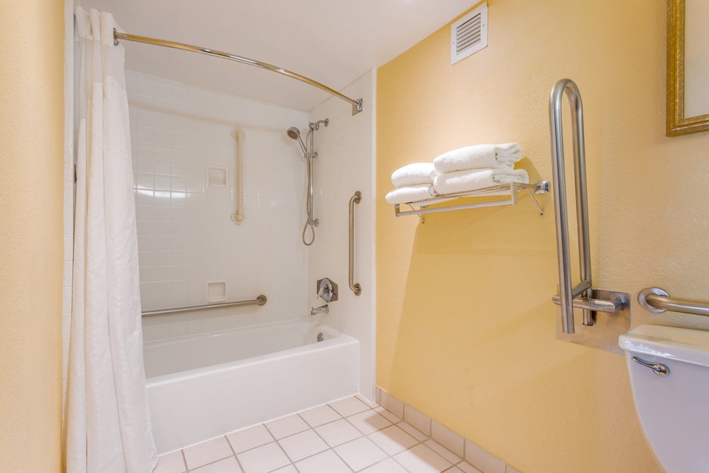 Standard Room, 1 Queen Bed, Accessible, City View - Photo 3