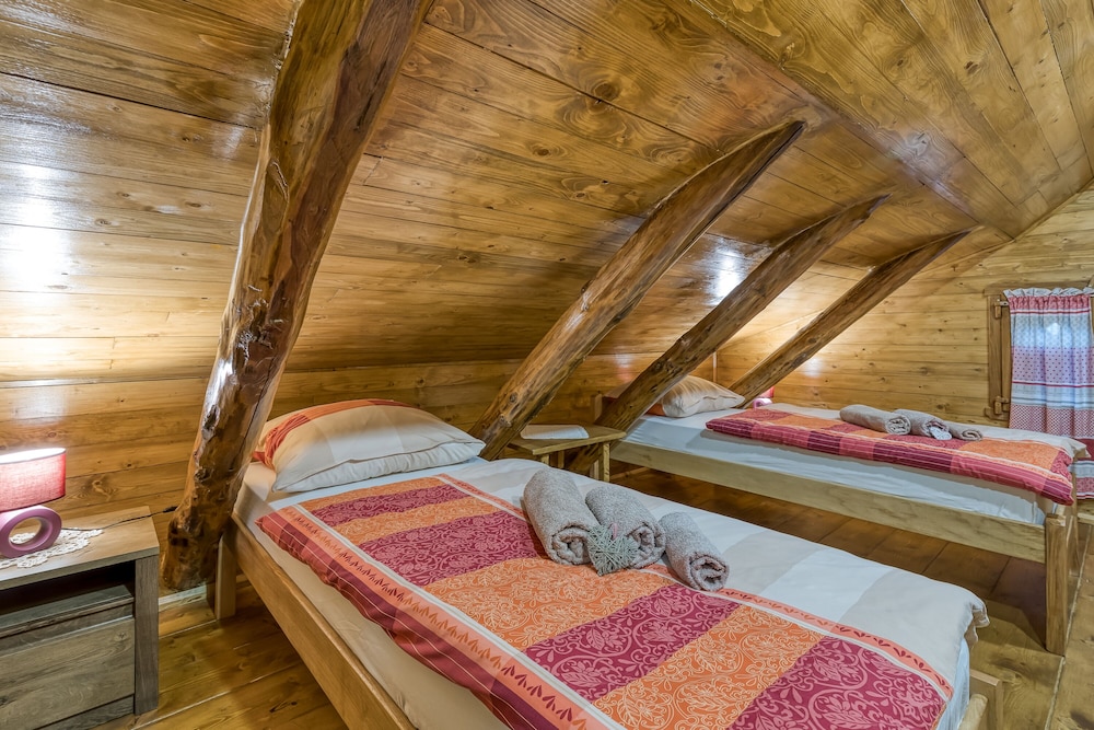 Family House, Multiple Bedrooms, Mountainside (Eco House Lina With Hot Tub and Sauna) photo 1