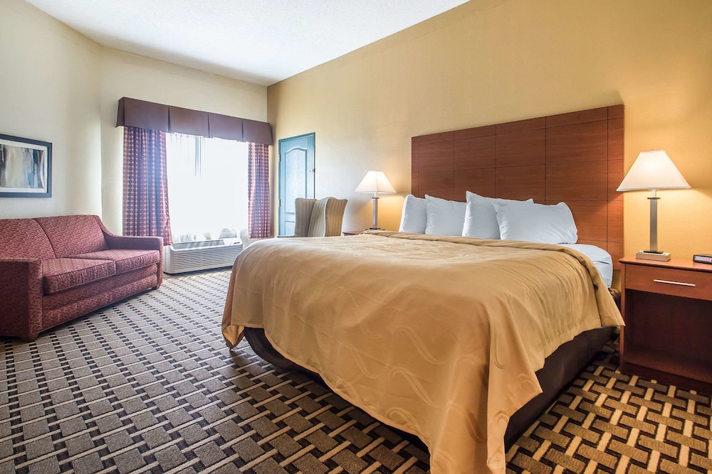 Suite, 1 King Bed with Sofa bed, Non Smoking, Jetted Tub photo 3