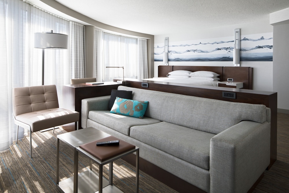 Junior Suite, 1 King Bed, Corner (View) - Photo 2