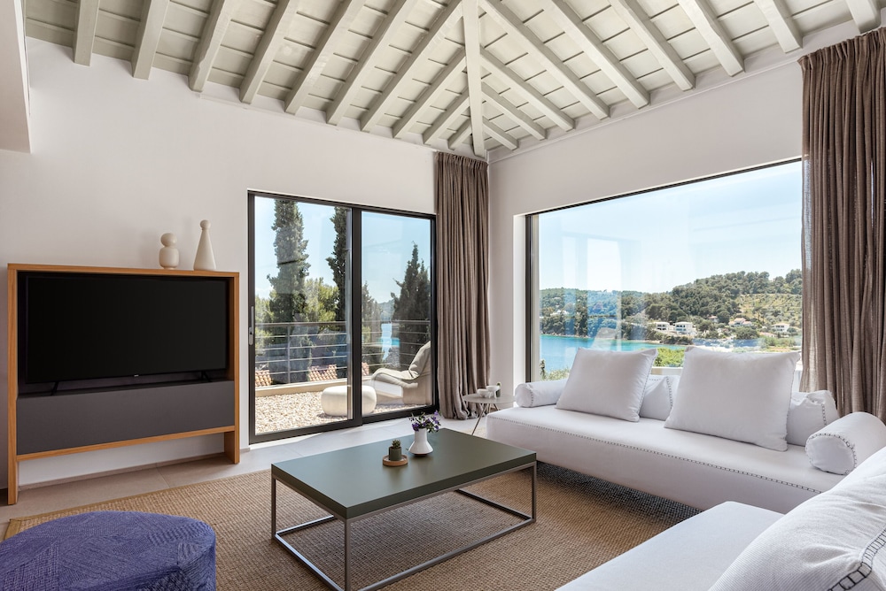 Design Apartment, 2 Bedrooms, Pool Access, Garden View photo 2