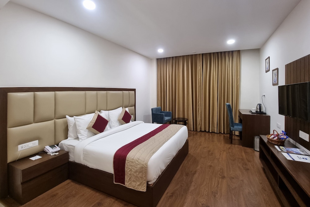 Premium Room, 1 King Bed, Non Smoking, Mountain View - Photo 9