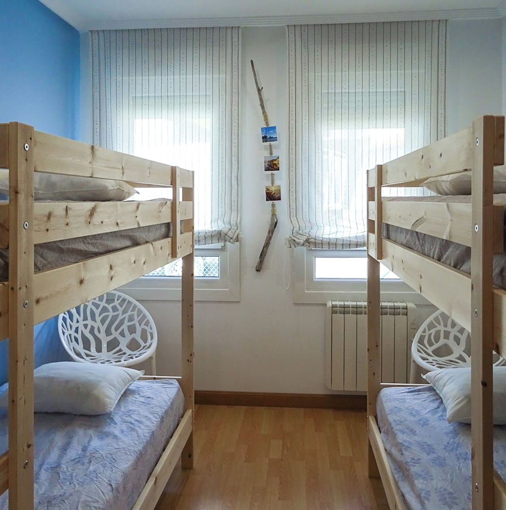 Dormitorio compartido, múltiples camas, vista al jardín