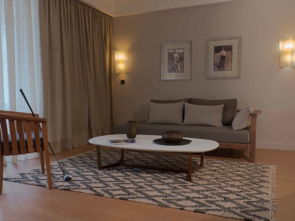 Signature Suite with Golf Course and Mountain View photo 3
