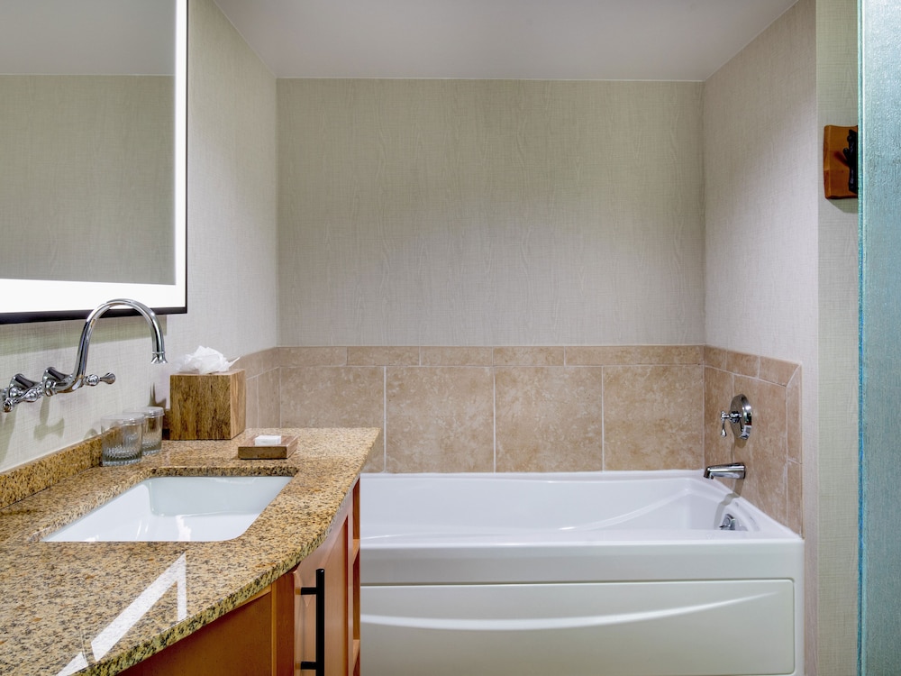 Deluxe Room, 1 King Bed (King Waterfront Collection Poolside) - Photo 2