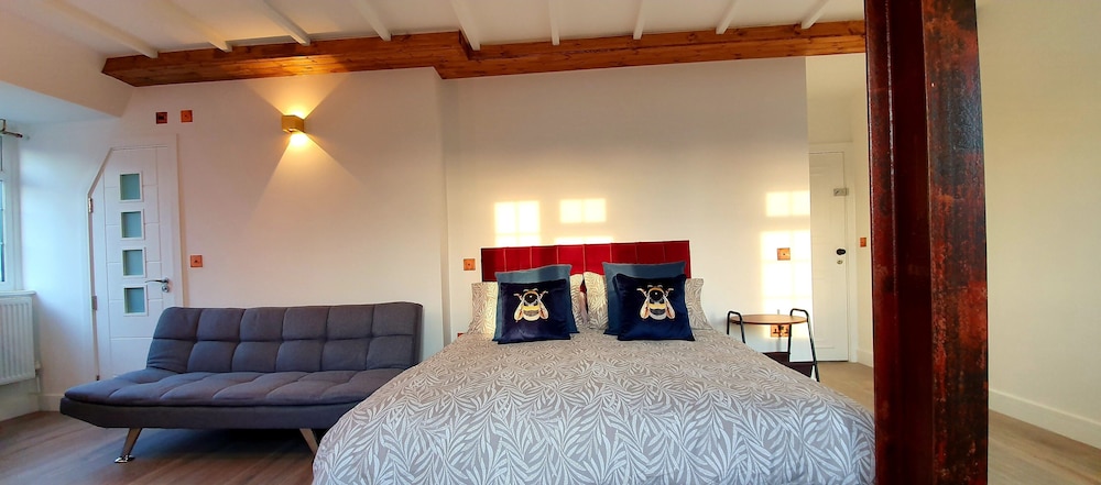 Deluxe Suite, Hot Tub, City View (2nd Floor) photo 2