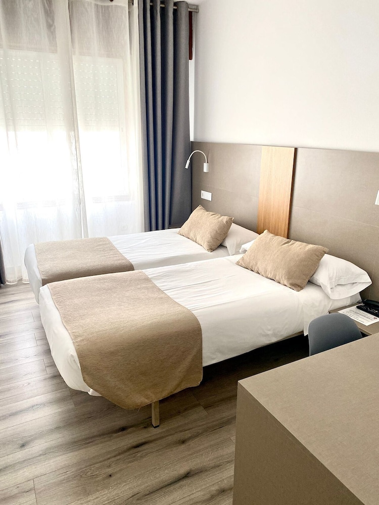Twin Room - Photo 7