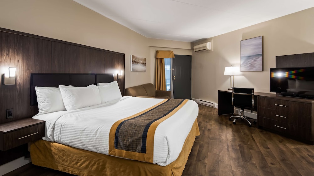 Suite, 1 Queen Bed, Non Smoking, Balcony (Shower only) thumbnail 6