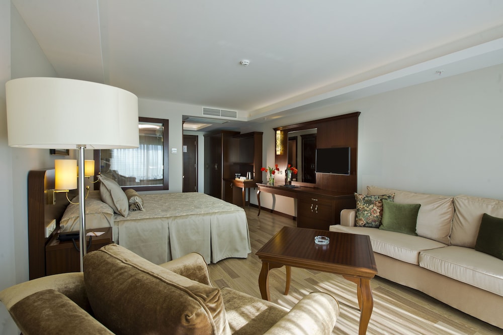 Deluxe Room, Partial Sea View thumbnail 5