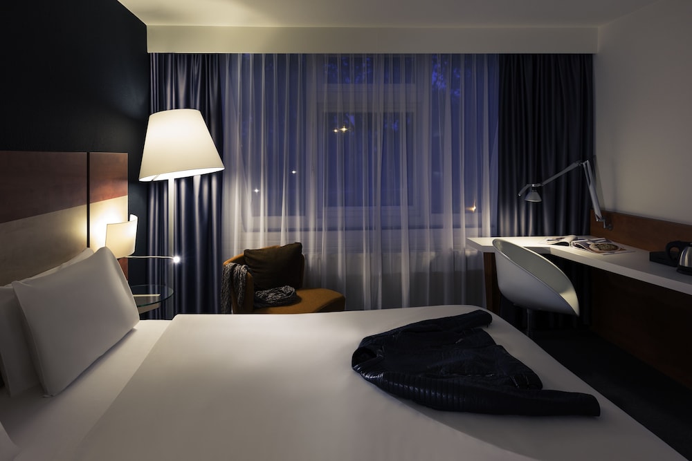 Standard Room, 1 King Bed, Non Smoking photo 3