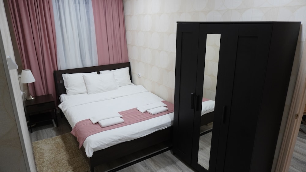 Family Room, 1 Queen Bed With Sofa Bed photo 1