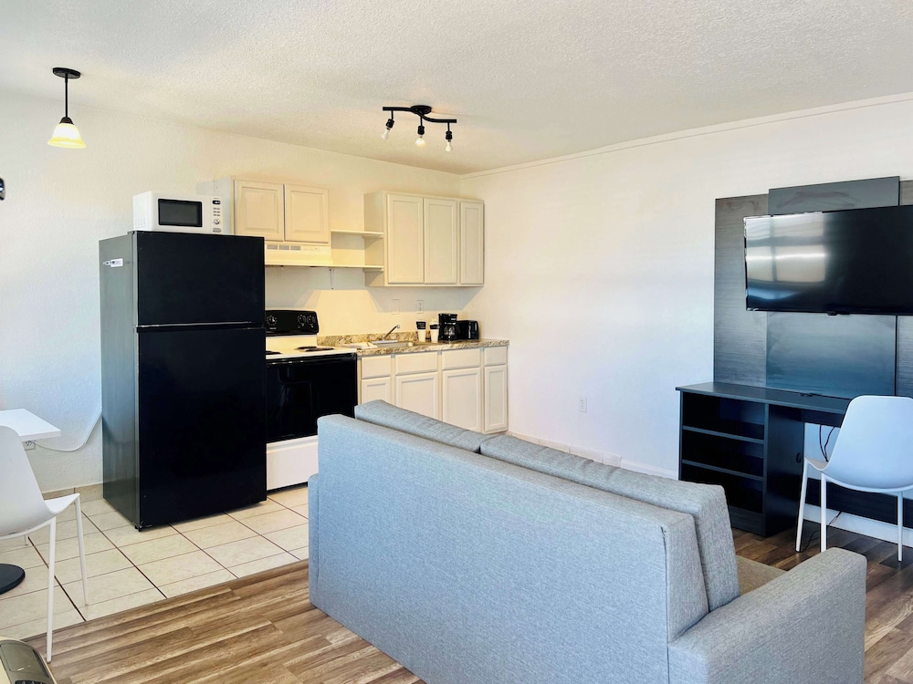 Deluxe Suite, 1 Queen Bed, Non Smoking, Kitchenette - Photo 3