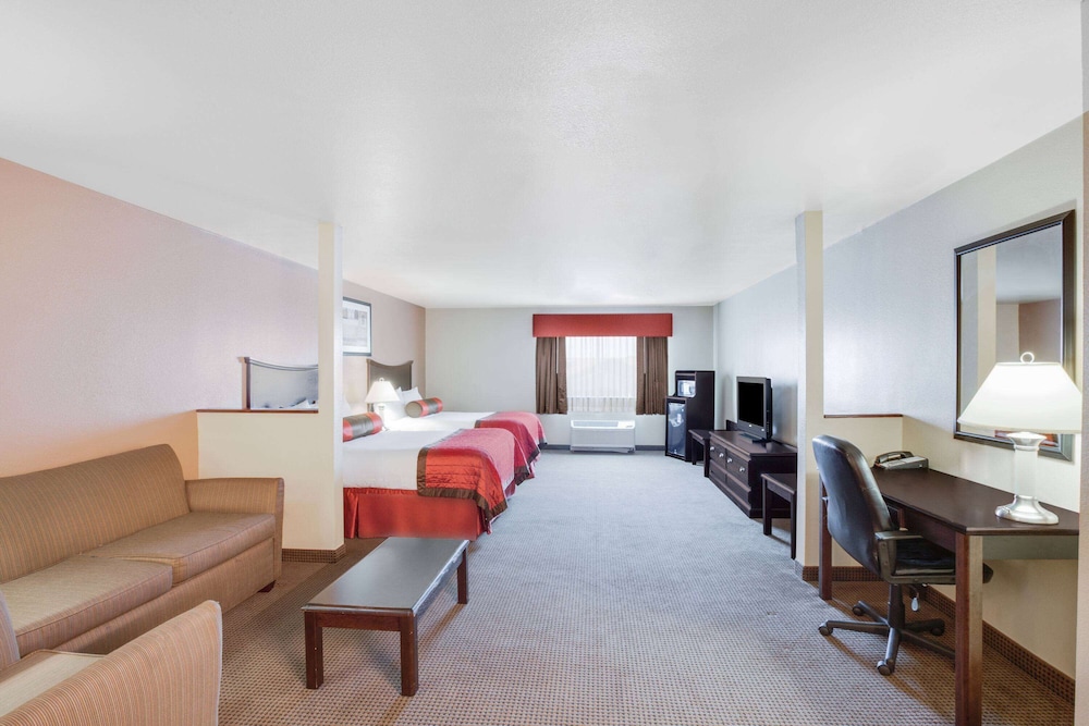 Business Suite, 2 Queen Beds - Photo 3