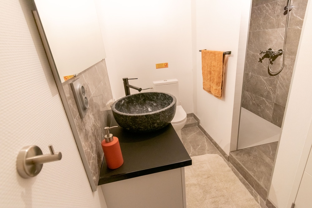 Warm Familiar Apartment - Photo 4