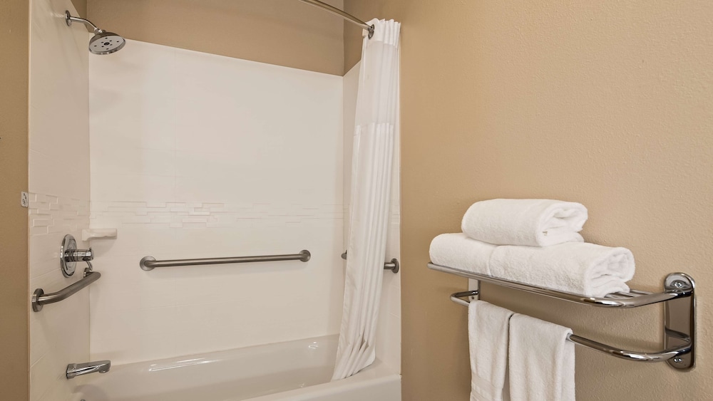 Standard Room, 1 King Bed, Accessible, Bathtub - Photo 2