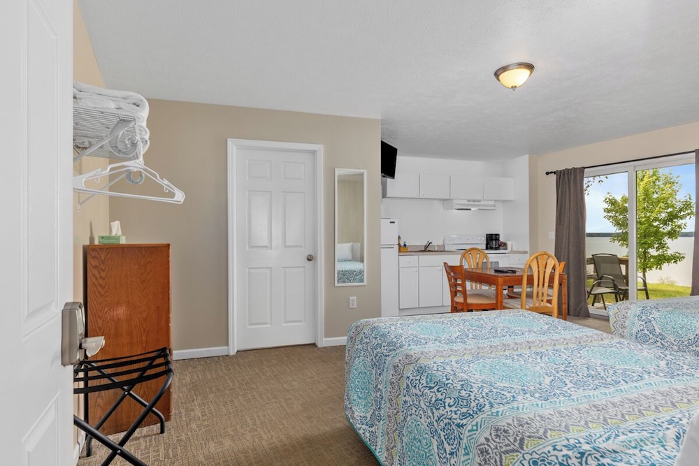 Deluxe Double Room, Patio, Lake View photo 2