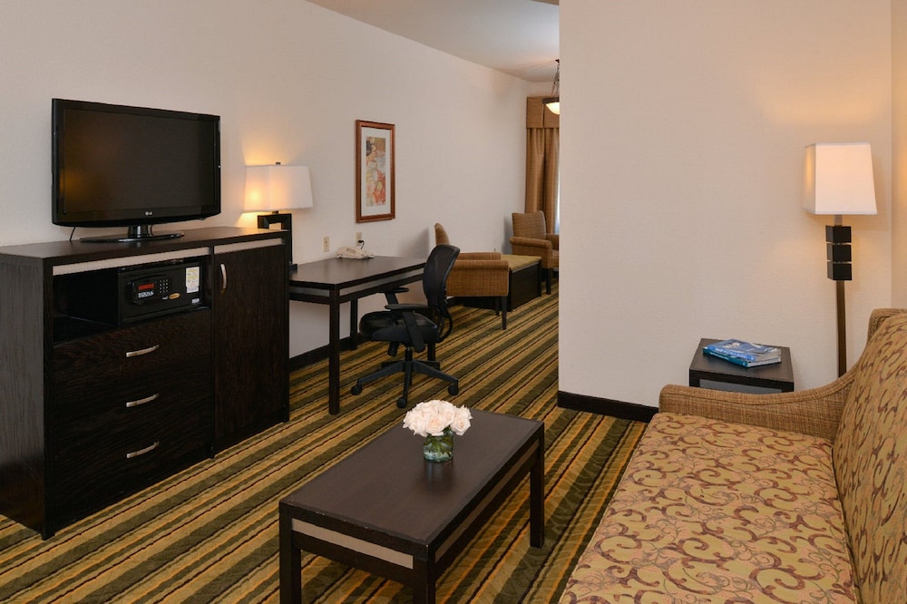 Suite, 1 King Bed, Jetted Tub - Photo 5