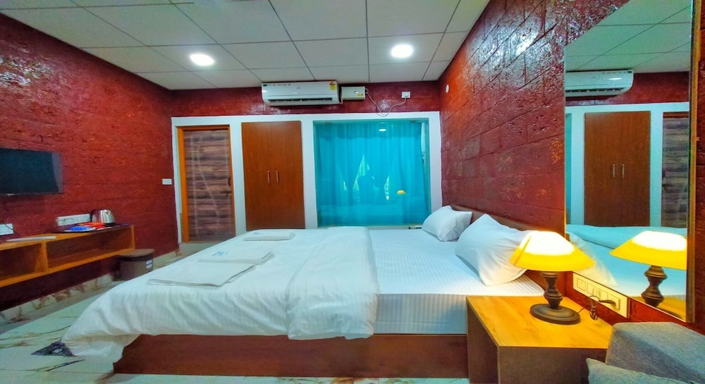Deluxe Double Room, 1 Queen Bed with Sofa bed, Pool View photo 1
