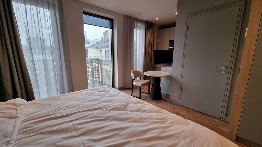 Comfort Studio, 1 King Bed, Balcony