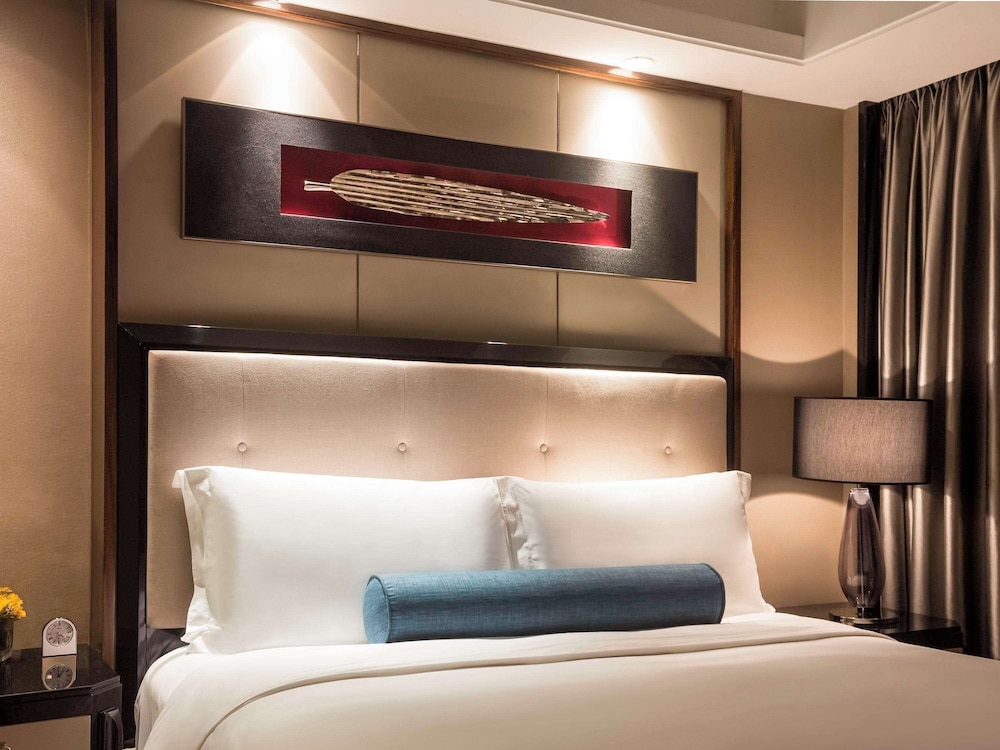 Suite, 1 King Bed (CEO) photo 3