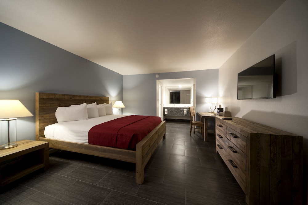 Deluxe Room, 1 King Bed - Photo 3