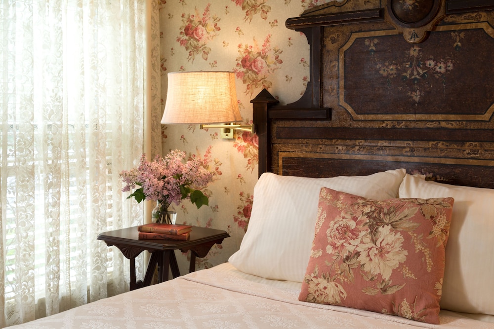 Standard Room, 1 Queen Bed photo 3