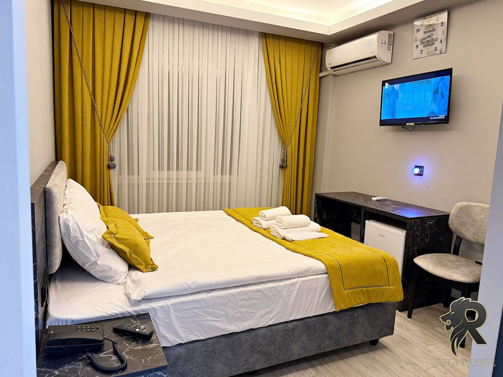 Basic Double Room Single Use, 1 Double Bed, Smoking, Private Bathroom photo 2
