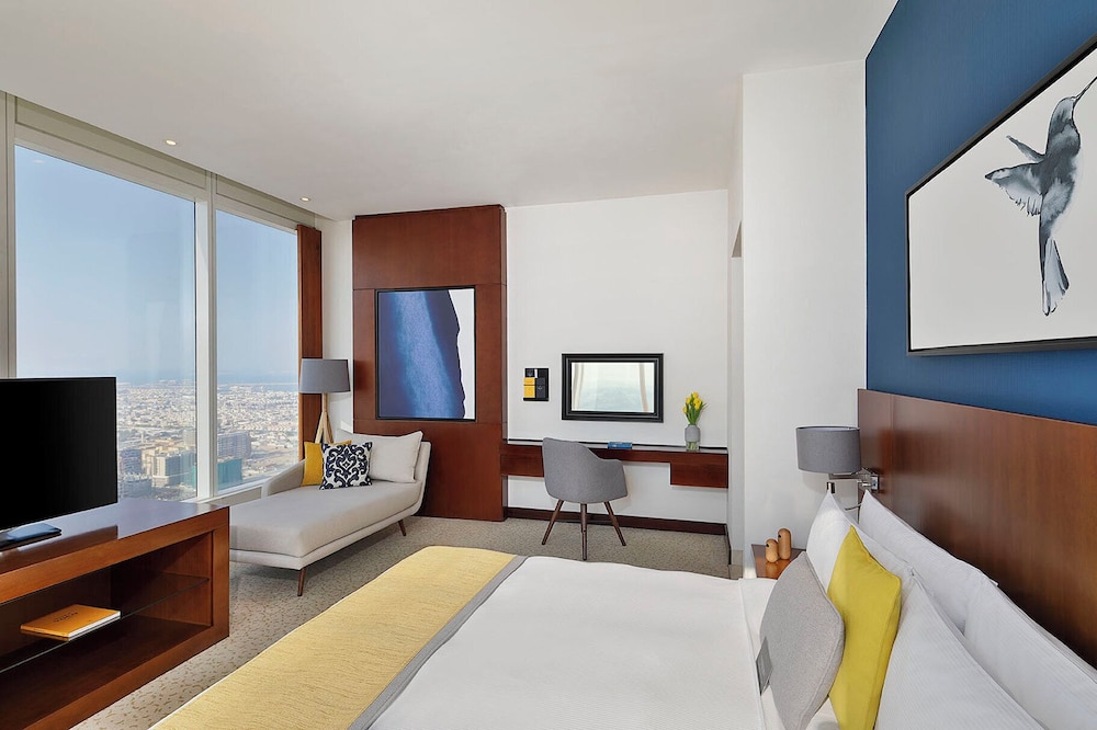 Premium Room, 1 King Bed thumbnail 6