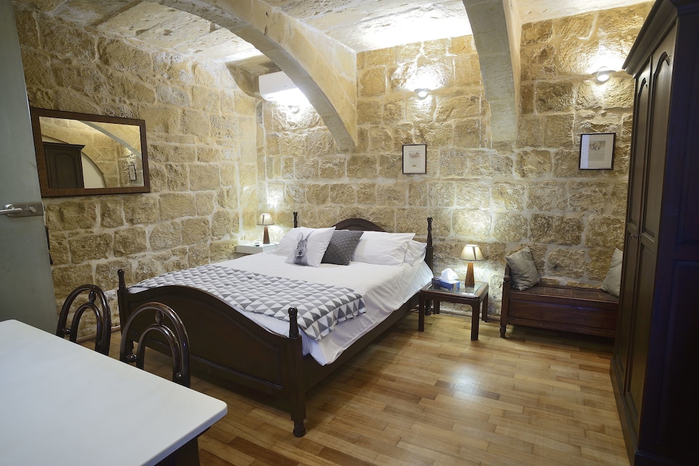 Junior Double Room, 1 King Bed, Ensuite, Courtyard Area photo 1