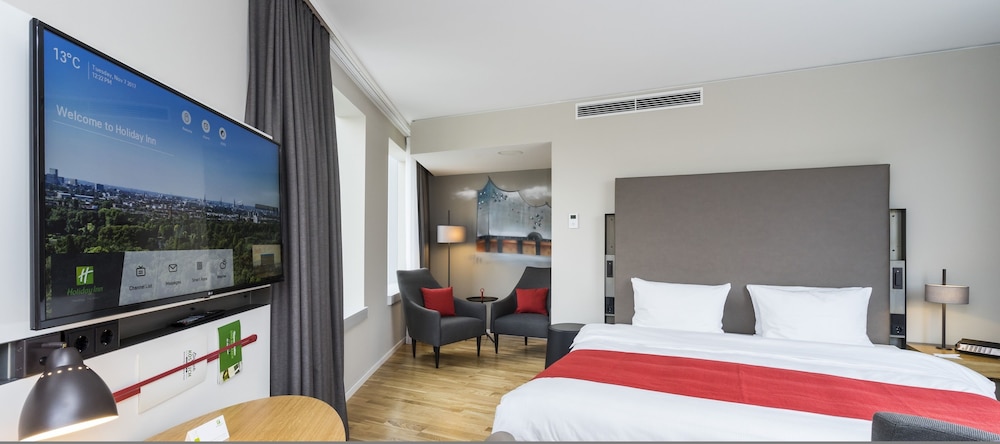 Premium Room, 1 King Bed, Corner (Stocked Minibar) photo 3