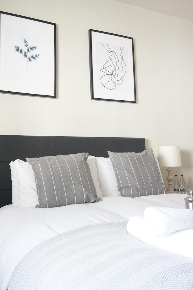 Basic Double Room, Ensuite - Photo 3