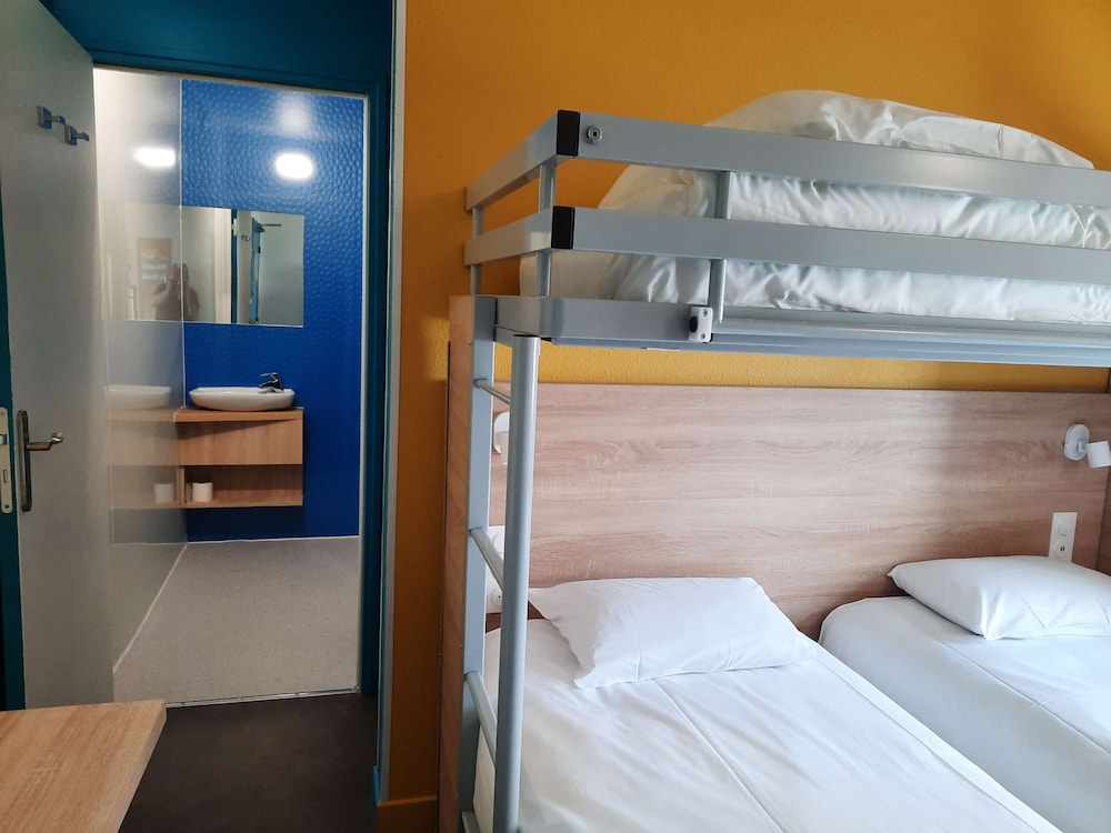 Standard Room, 3 Twin Beds - Photo 1
