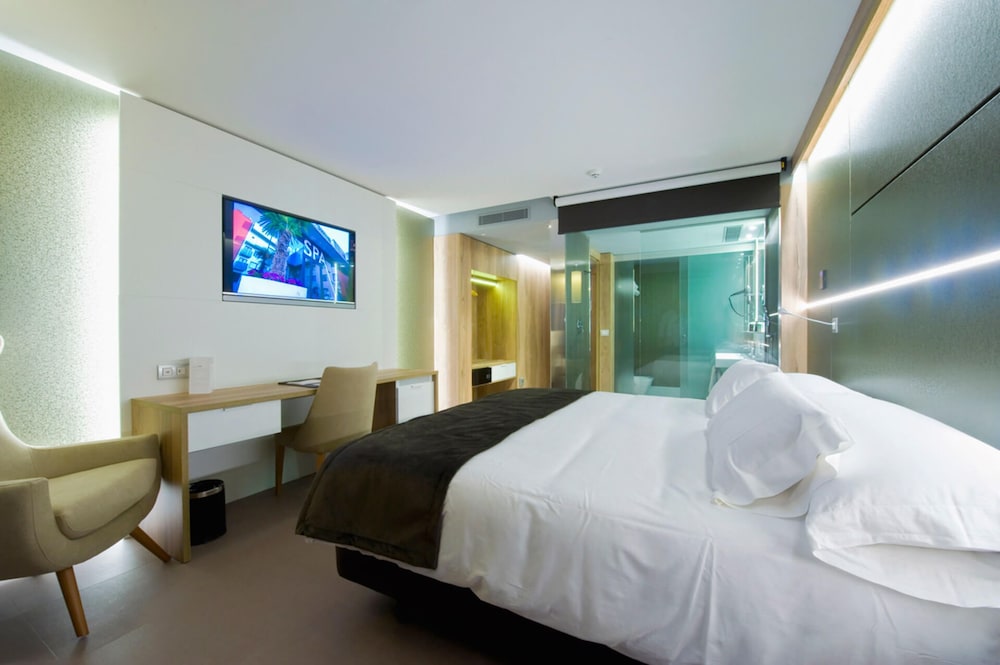 Premium Room (1 Person)