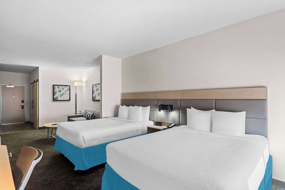 Suite, 2 Queen Beds, Non Smoking, Refrigerator & Microwave (With Sofabed) - Photo 3