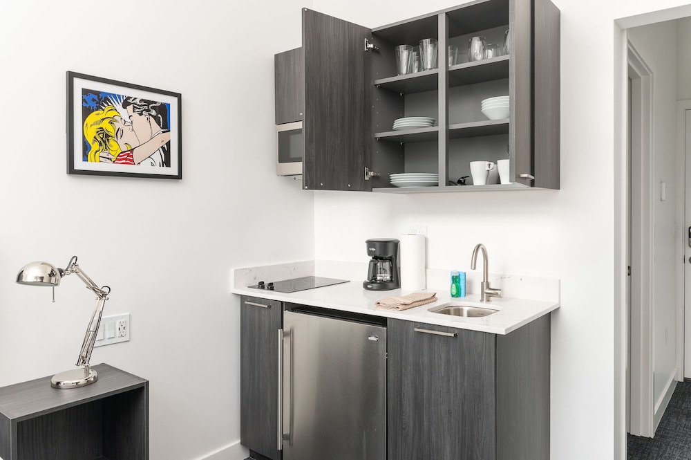 Deluxe Studio (2nd Floor / Unit 207) photo 2