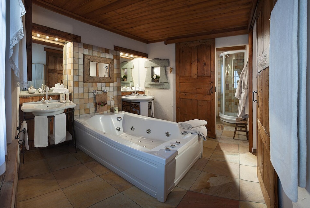 Deluxe Chalet photo 3