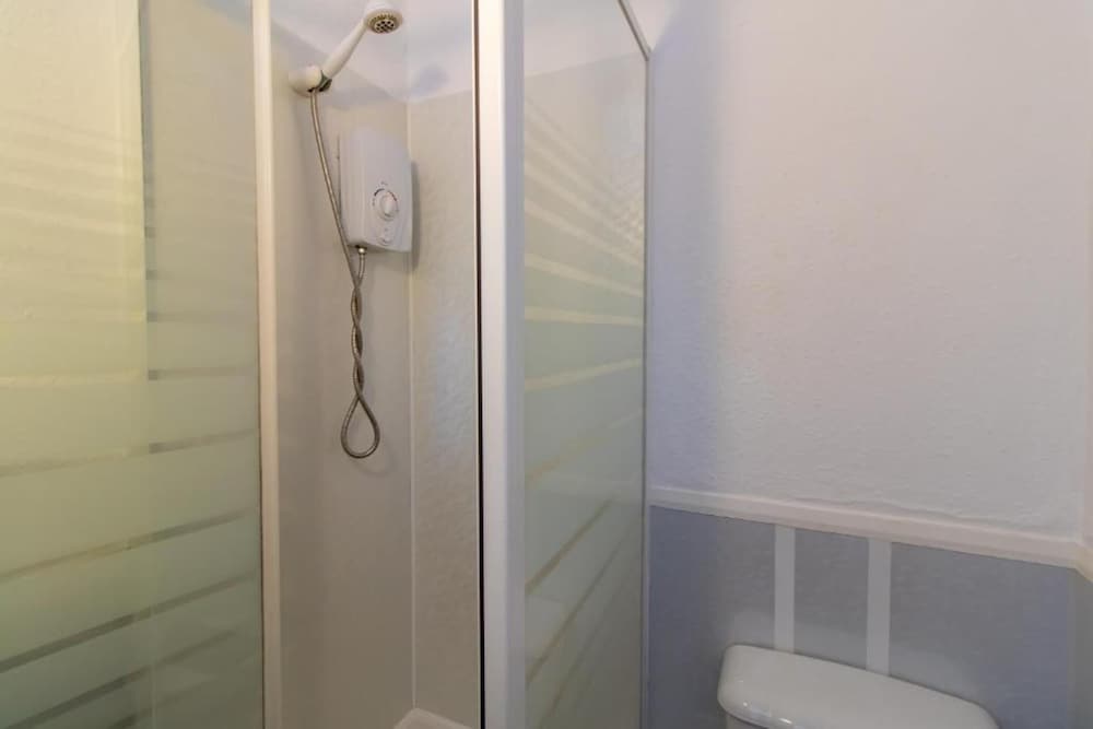 Standard Twin Room, 2 Twin Beds - Photo 8