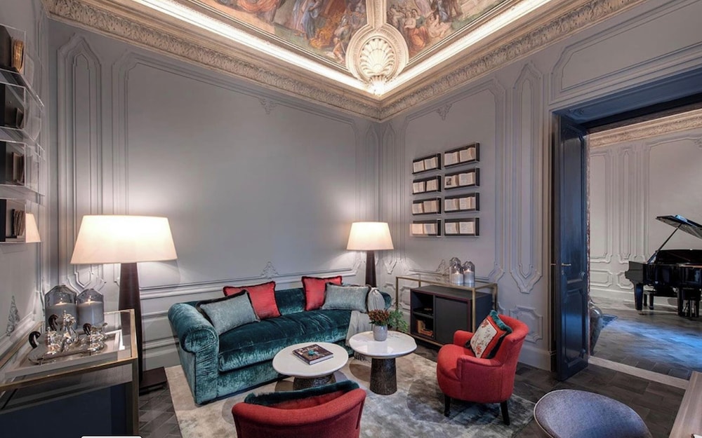 Signature Suite, Annex Building