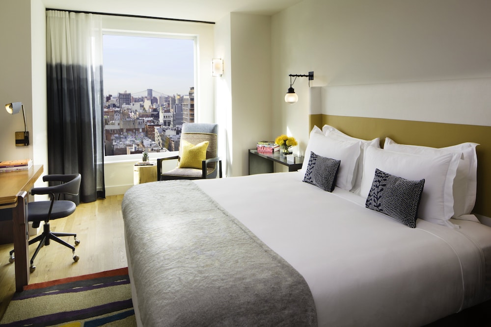 Standard Room, 1 King Bed, City View (Mid Floor)