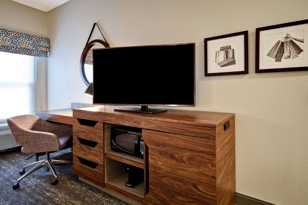 Room, 1 King Bed, Accessible (Mobility, Roll-in Shower) - Photo 2