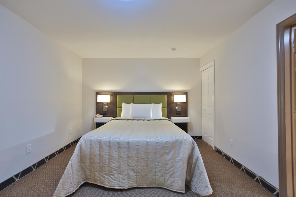 Honeymoon Single Room, 1 Queen Bed photo 1