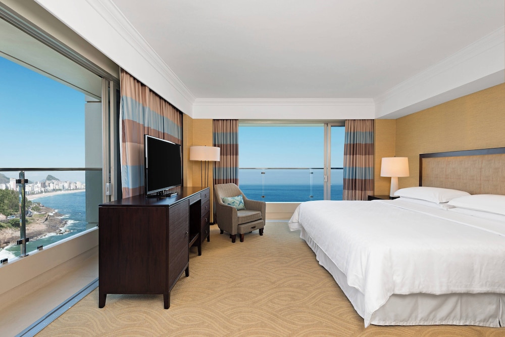 Executive Suite, 1 King Bed, Balcony (Oceanfront)