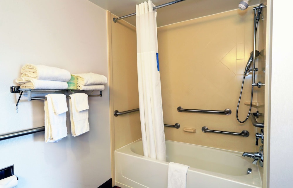 Room, 1 King Bed, Accessible, Non Smoking - Photo 12