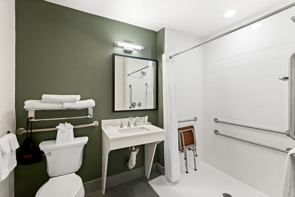 Room, 1 King Bed, Accessible (Hearing) - Photo 4