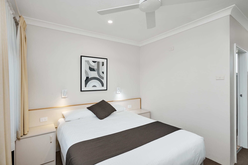 Standard Room, 1 Queen Bed photo 2