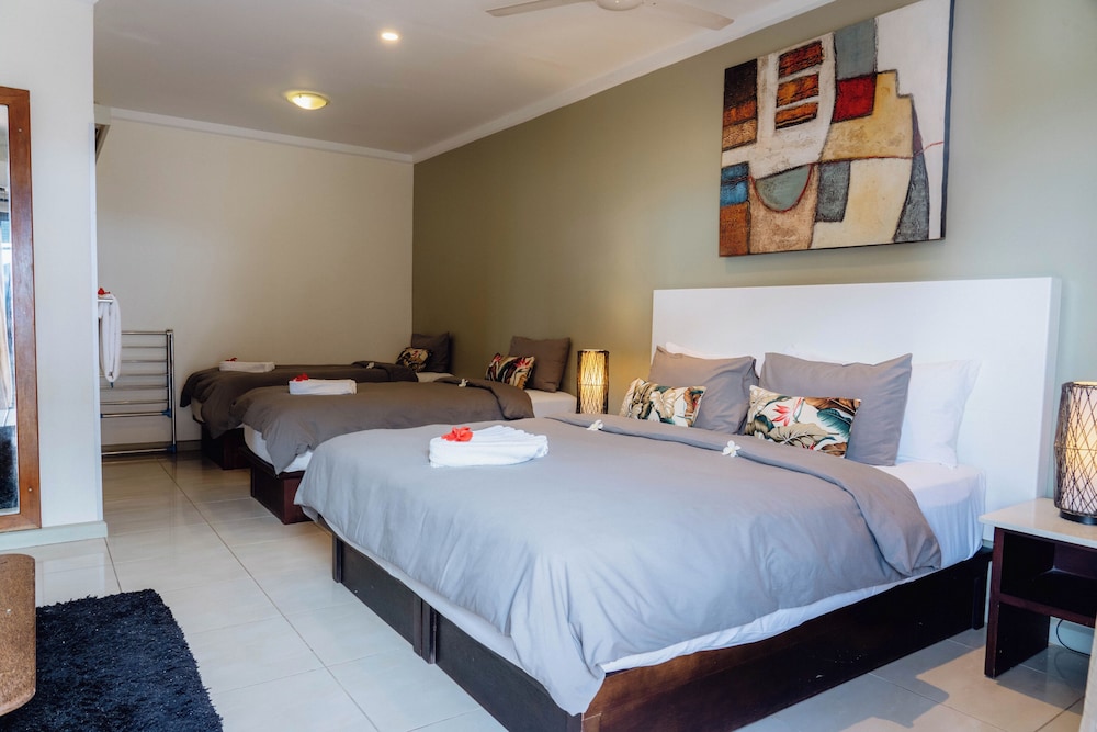 Sunset Suite with Beachfront Balcony photo 11