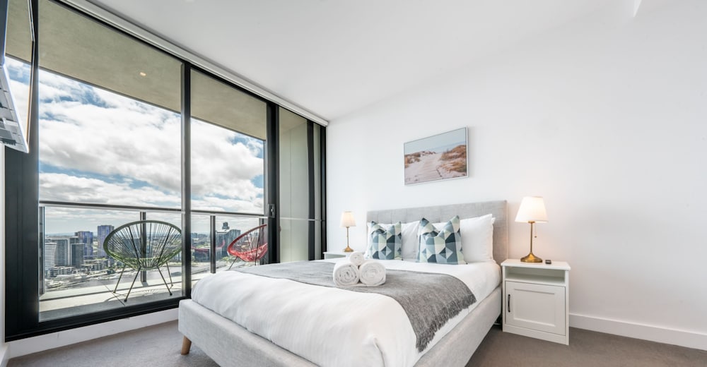 Sky High 2 Bedroom 2Bathroom Apartment with Stadium & Harbour Views - Photo 2