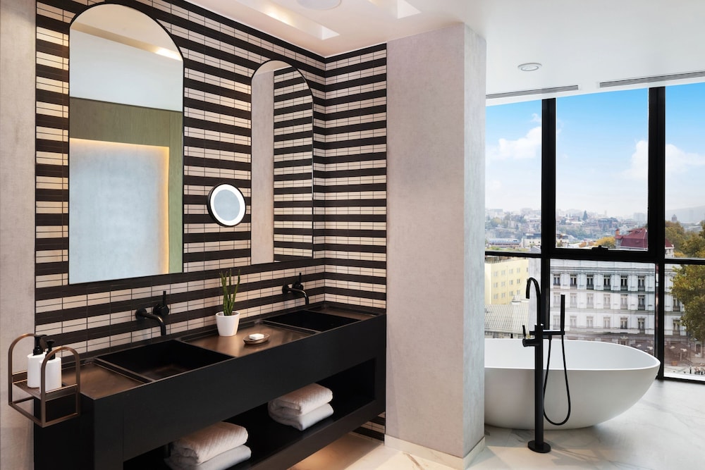 Executive Suite, 1 King Bed - Photo 6