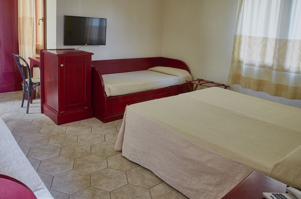 Quadruple Room - Photo 2