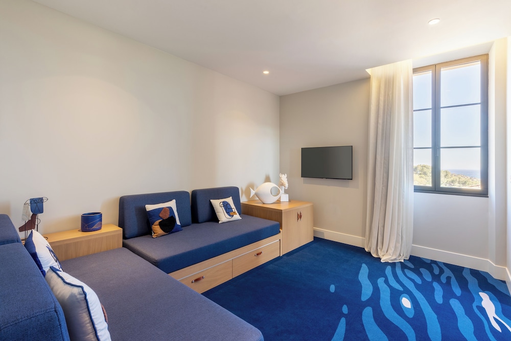 Deluxe Room, 1 King Bed, Non Smoking, Sea View (with Sofabed) - Photo 2